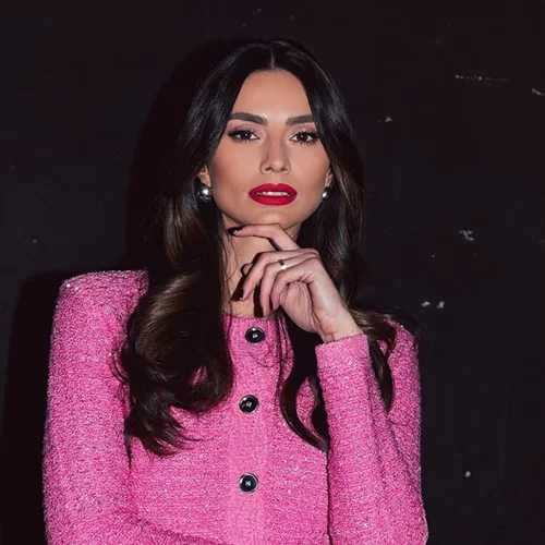 Ηλιάνα Παπαγεωργίου | Με φωτογραφική μηχανή και εκδρομικό outfit σε mini market του Πεκίνου