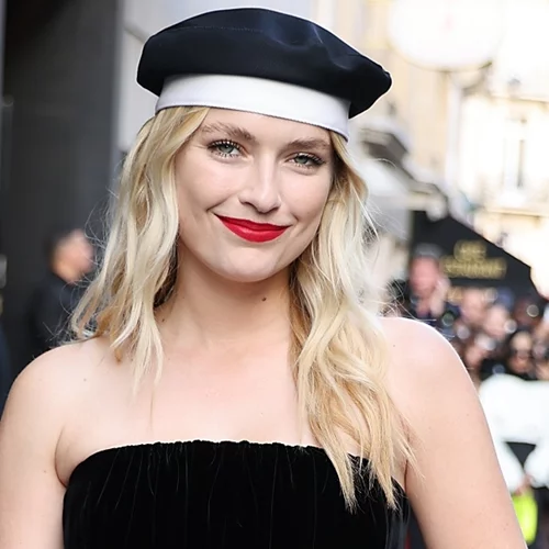 Αγνώριστη | Η Camille Razat υιοθέτησε το χρώμα μαλλιών που λίγες Γαλλίδες θα ενέκριναν