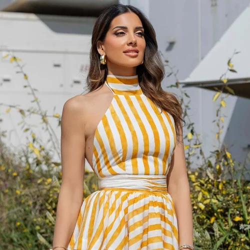 Η Σταματίνα Τσιμτσιλή φόρεσε την κομψή φούστα με κρόσσια από τη Massimo Dutti για την πόλη και το νησί