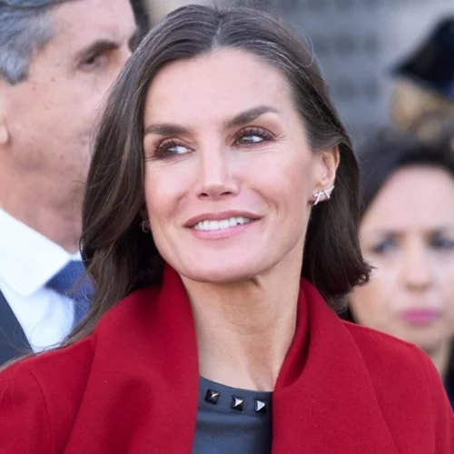 Η βασίλισσα Letizia με το εμπριμέ φόρεμα από τη Mango και το πιο ωραίο παλτό για χειμώνα