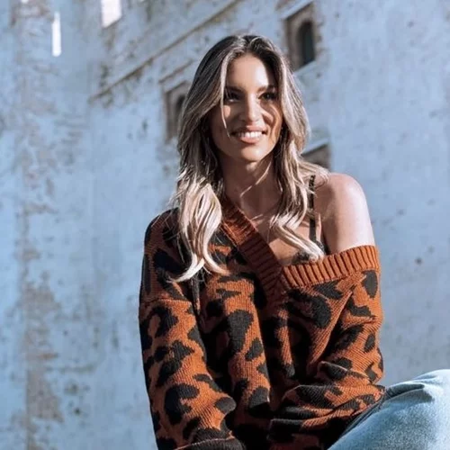 Αθηνά Οικονομάκου | Με ολόσωμη φόρμα σε mocha mousse απόχρωση και leather πανωφόρι