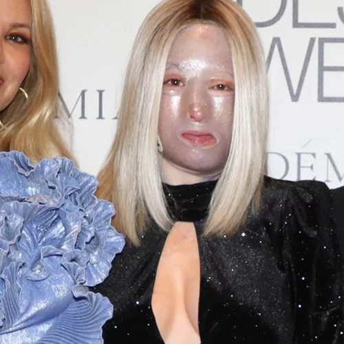 Ιωάννα Παλιοσπύρου | Η κομψή περούκα από φυσικά μαλλιά που φόρεσε στην Εβδομάδα Μόδας