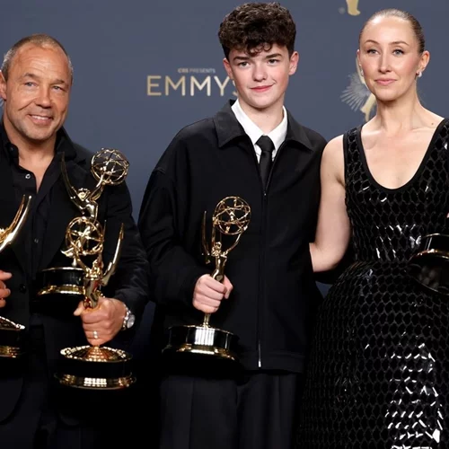 Emmys 2025 | Οι μεγάλοι νικητές της βραδιάς - Ποια σειρά απέσπασε 13 βραβεία;