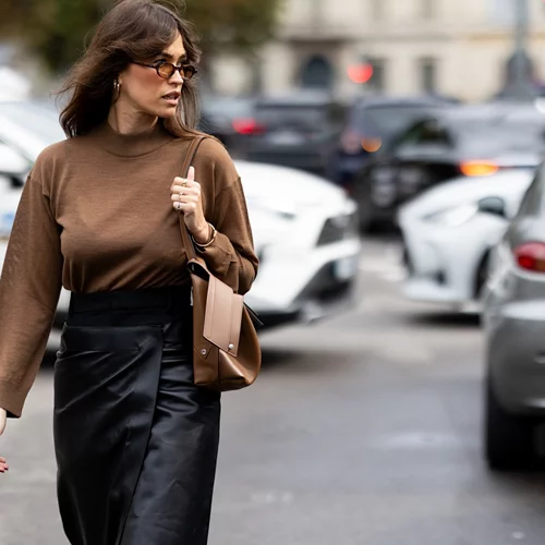 Η μίντι δερμάτινη φούστα που θα βρεις σε έκπτωση και θα φορέσεις με τα πάντα αυτή τη σεζόν