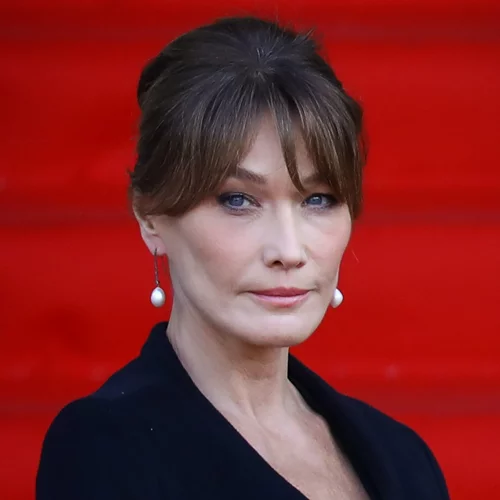 Eκείνη τον έχει στο κινητό ως "Νικολά, αγάπη μου", εκείνος ζηλεύει ακόμα και τη σκιά της