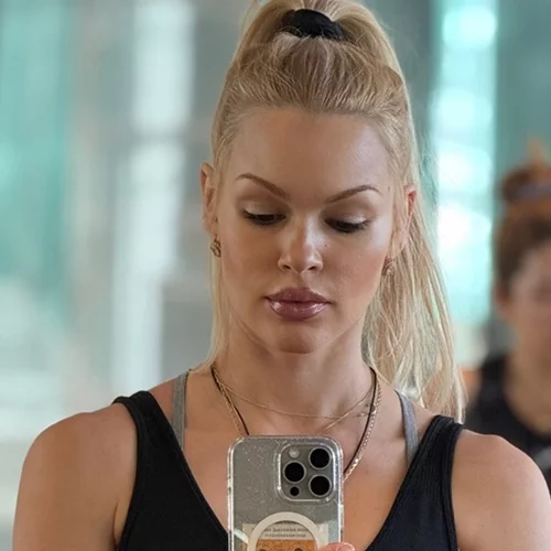 Βίκυ Κάβουρα | Με πιο φουσκωμένη κοιλίτσα από ποτέ | Ποζάρει με μπουστάκι