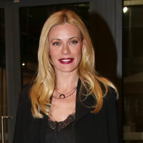 Ζέτα Μακρυπούλια | Φόρεσε το πιο ιδιαίτερο λευκό πουκάμισο που ταιριάζει τέλεια με τζιν παντελόνι