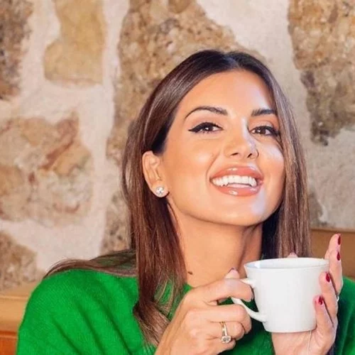 Σταματίνα Τσιμτσιλή | Συνοδεύει τη μεγαλύτερη κόρη της στο σχολείο