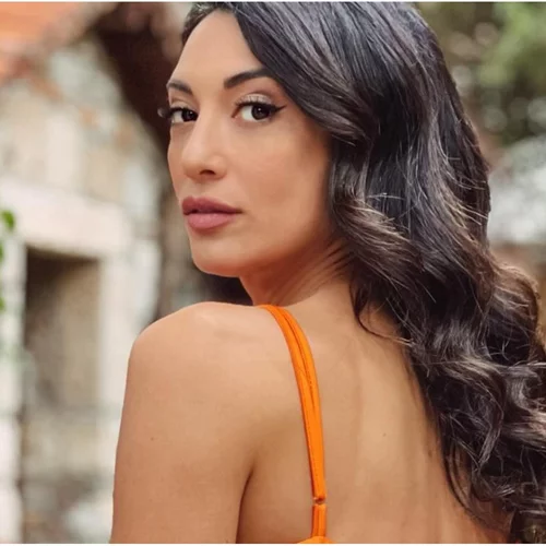 A-line φούστα και cropped top | Ο διαχρονικός συνδυασμός στο σύνολο της Ευγενίας Σαμαρά αξίζει μια θέση στο προσωπικό σου στιλ