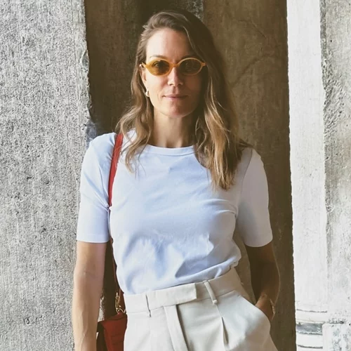 Metallic κοστούμι με shorts και διαφάνειες | Το βραδινό look της Βίκυς Καγιά