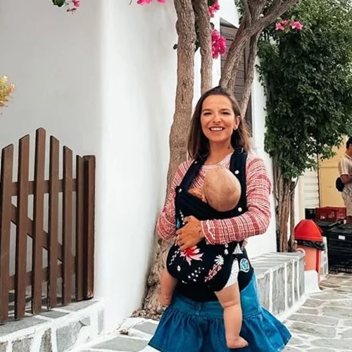 Επιστροφή στη φύση για την Εριέττα Κούρκουλου Λάτση | Με τον σύζυγό της και τον μικρό γιο στον "δρόμο της ελιάς"