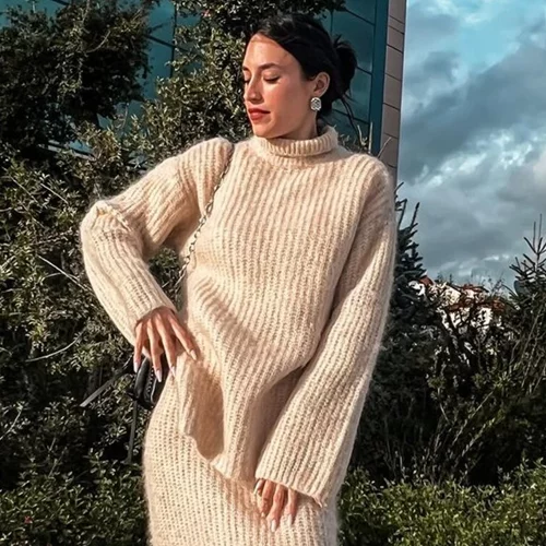 Η Ραφαέλα Ψαρρού φόρεσε τη φούστα που επιλέγουμε λιγότερο τον χειμώνα | Τώρα θέλουμε να τη φορέσουμε κι εμείς