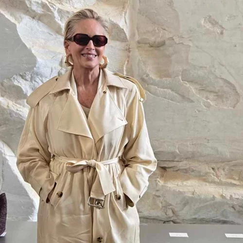 Η Sharon Stone στην Αθήνα | Η κομψή εμφάνιση με δερμάτινη καμπαρντίνα σε fashion show
