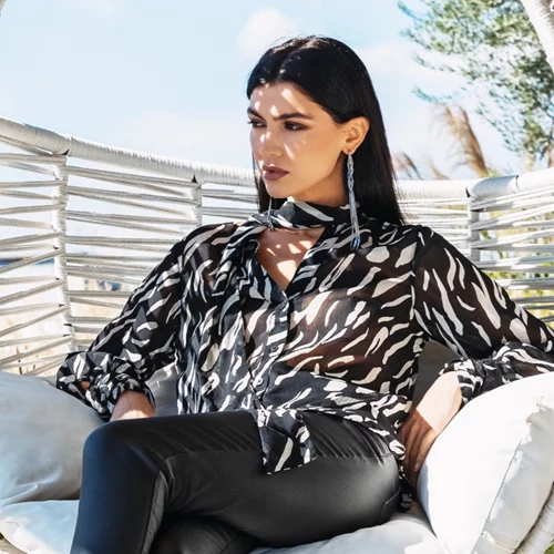 Για το γραφείο, τη χαλαρή βόλτα, τη βραδινή έξοδο | Η Κέιζι Μίζιου προτείνει τα κομψά looks για να ξεχωρίσεις με το στιλ σου