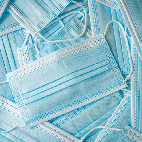 Πότε και γιατί πρέπει να -συνεχίσεις να- φοράς διπλή μάσκα