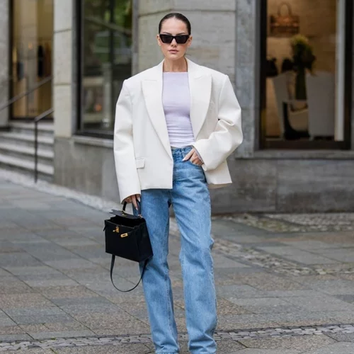 Αυτό είναι το διαχρονικό και chic τζιν παντελόνι που κάθε γυναίκα χρειάζεται στη συλλογή της