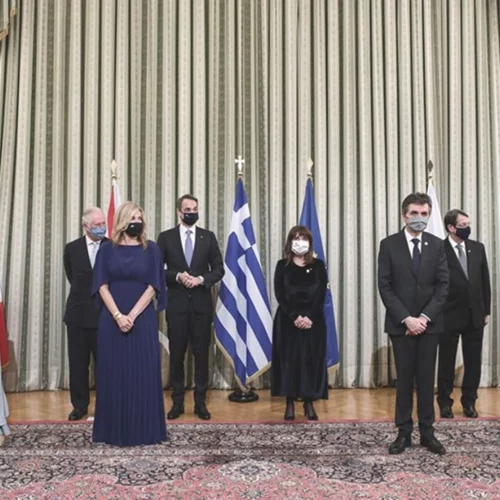 Τι φόρεσαν οι επίσημες καλεσμένες στο Προεδρικό Μέγαρο