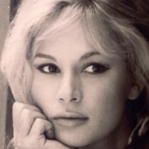 "Μπαίνω στο καμαρίνι και είναι η Αλίκη γυμνή. Έβλεπα την υπέροχη πλάτη της και στον καθρέφτη το στήθος της"