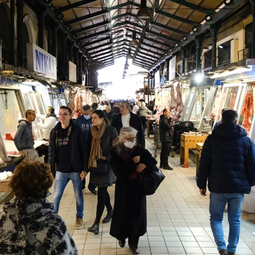 Κορυφώνεται η κίνηση στην αγορά για τα τελευταία δώρα και τις προετοιμασίες του εορταστικού τραπεζιού