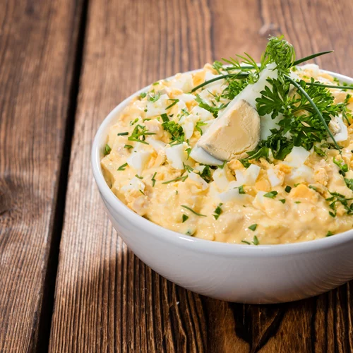 Η πιο νόστιμη σαλάτα του καλοκαιριού | Αυγοσαλάτα με αγγούρι, γιαούρτι και 3 ακόμη υλικά