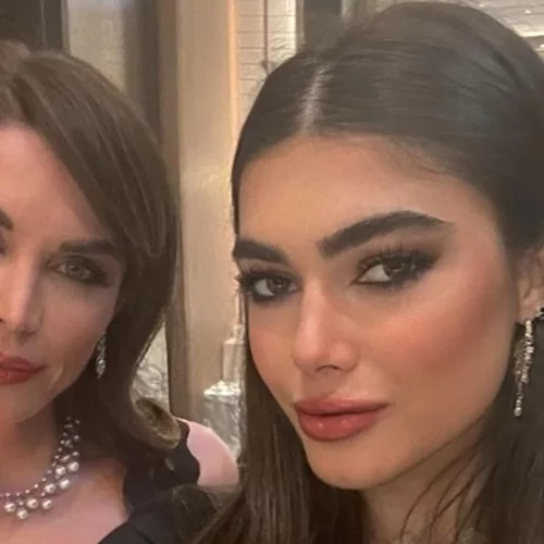 Τατιάνα Στεφανίδου | Ποζάρει μαζί με την κούκλα κόρη της, Λυδία Ευαγγελάτου