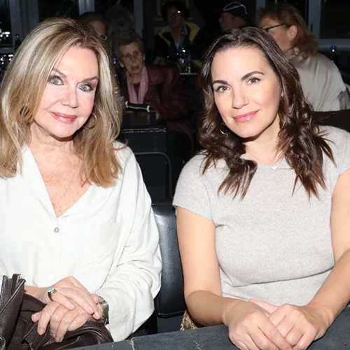 Όλγα Κεφαλογιάννη & Αγάπη Πολίτη | Βραδινή έξοδος σε ρεμπέτικη μουσική παράσταση