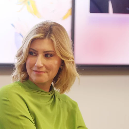 Η Σία Κοσιώνη στολίζει το δέντρο της με πολύτιμους συνεργάτες