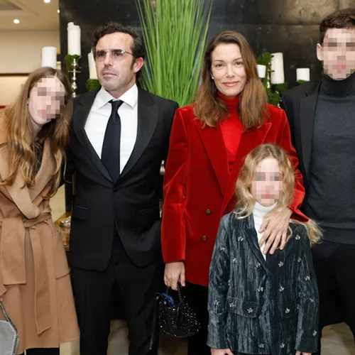 Μία όμορφη οικογένεια | O Ηλίας Κρασσάς με τη Βίκυ Καγιά, τη Μπιάνκα και τα δύο μεγαλύτερα παιδιά του