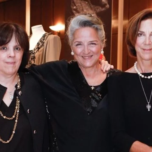 Οι κόρες της Νόνικας Γαληνέα στα εγκαίνια της έκθεσης που φιλοξενεί περίτεχνα κοστούμια της αξέχαστης πρωταγωνίστριας