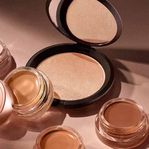 Το πιο viral highlighter όλων των εποχών είναι -ευτυχώς- και πάλι διαθέσιμο