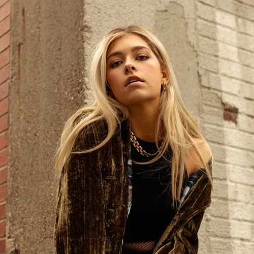 Βρήκαμε στο Tik Tok τον τρόπο να ισιώνουμε τα μαλλιά μας φυσικά, χωρίς να τα καίμε