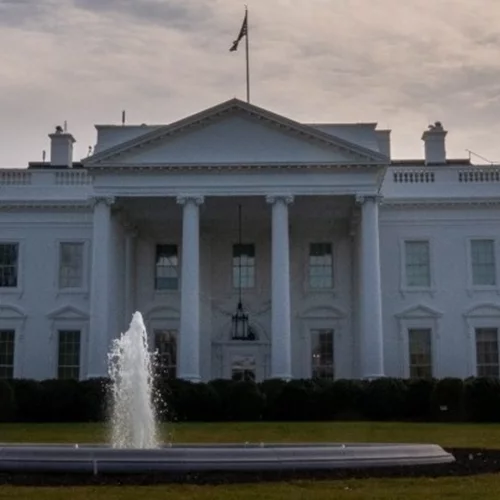 ΗΠΑ | Ο Λευκός Οίκος κατηγορεί τους Δημοκρατικούς ότι κατασκεύασαν μια "πλαστή αφήγηση" για τον Τrump μετά τη δημοσιοποίηση email του Jeffrey Epstein