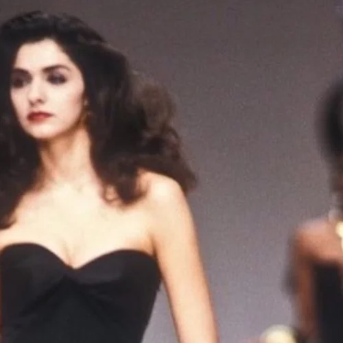 Όταν η Βίκυ Κουλιανού περπατούσε στην πασαρέλα του YSL | Οι εντυπωσιακές throwback φωτογραφίες