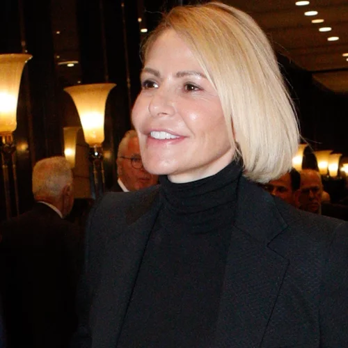 H chic εμφάνιση της Τζένης Μπαλατσινού με κλασικό κοστούμι και ζιβάγκο