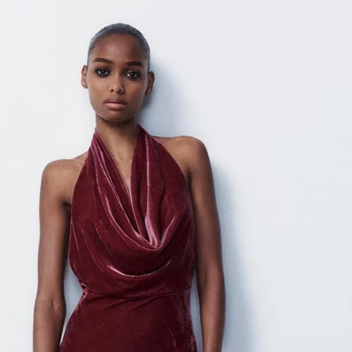 Βελούδινο, backless, στο χρώμα του κρασιού | Αυτό το φόρεμα από τη Zara κοστίζει 39,95 ευρώ και είναι η απόλυτη επιλογή για τα Χριστούγεννα