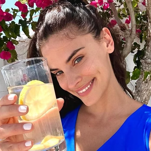 Η Χριστίνα Μπόμπα ποζάρει με μαγιό και ανυπομονεί για το καλοκαίρι