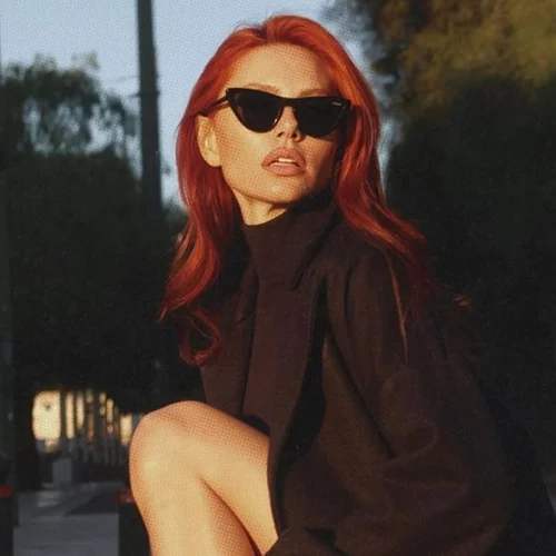 Έβελυν Καζαντζόγλου | Με χακί jacket και μπορντό over the knee μπότες στο κέντρο της Αθήνας