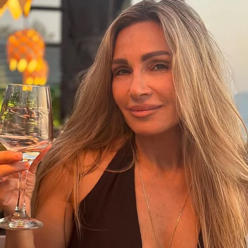 Όταν η Ελένη Πετρουλάκη παντρεύτηκε τον Ίλια Ίβιτς, 24 χρόνια πριν | Το διαχρονικό νυφικό, τα λυτά μαλλιά και το "ήσυχο" μακιγιάζ