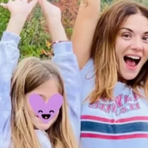 Η Εύα Τσιμιτσέλη φωτογραφίζει τη Βάσω Λασκαράκη αγκαλιά με τον Λευτέρη Σουλτάτο