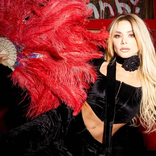 Η Josephine επιλέγει τα ιδανικά χριστουγεννιάτικα δώρα από την Pink Woman