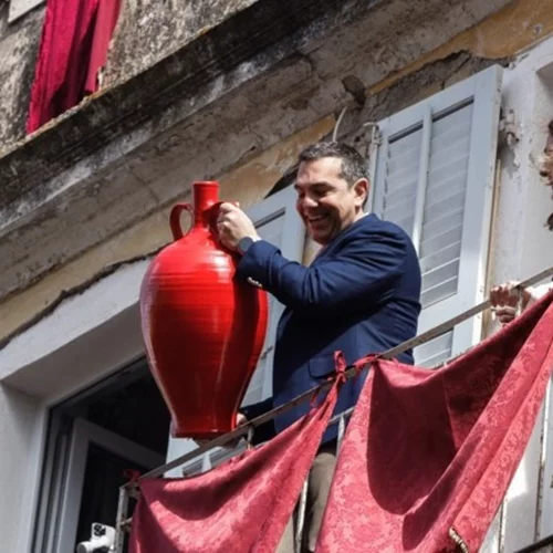 Ο Αλέξης Τσίπρας με την Μπέτυ Μπαζιάνα πέταξαν μπότη στην Κέρκυρα μετά την πρώτη Ανάσταση (εικόνες)