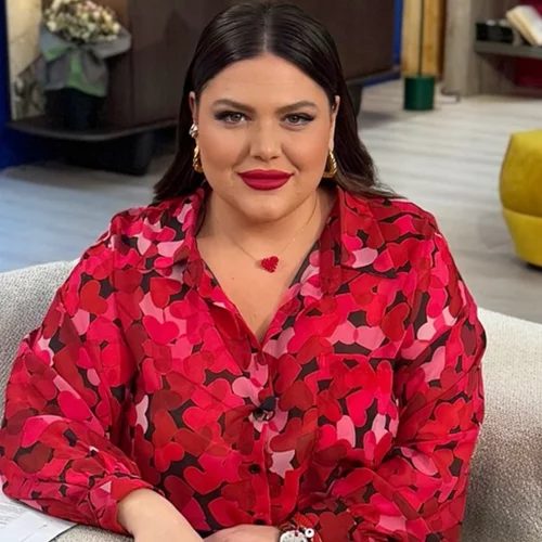 5 τζιν mini φούστες όπως αυτή της Δανάης Μπάρκα που θα φοράς non stop την άνοιξη