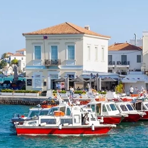 Απόδραση στις Σπέτσες: Ένας μίνι οδηγός σε 3 βήματα