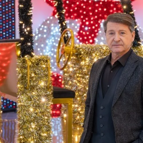 Θεσσαλονίκη: Κατασκεύασε πάνω από ένα δισεκατομμύριο λαμπάκια - Ο Αυστραλιανός Αϊ Βασίλης με σορτς και το φωτεινό δεντρόσπιτο με ...ενσωματωμένο εμπορικό κέντρο στο Βέλγιο