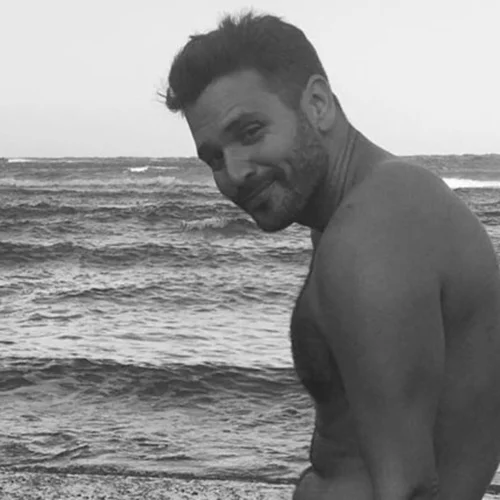 Ο Μιχάλης Λεβεντογιάννης φωτογραφίζεται χωρίς μπλούζα και γίνεται το eye-candy του ελληνικού καλοκαιριού