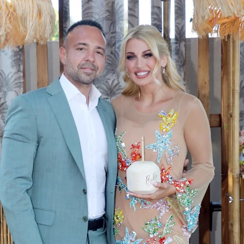 Κωνσταντίνα Σπυροπούλου | Έσβησε τα κεράκια της τούρτας της αγκαλιά με τα αγόρια της