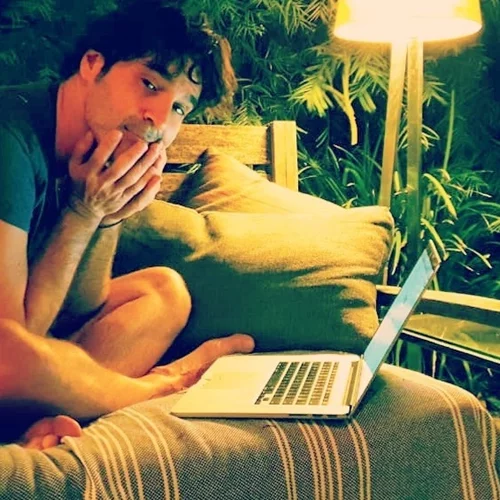 Ο Χριστόφορος Παπακαλιάτης στο σπίτι του | Η τεράστια βιβλιοθήκη και το εντυπωσιακό ρόλοι πάνω από το τζάκι