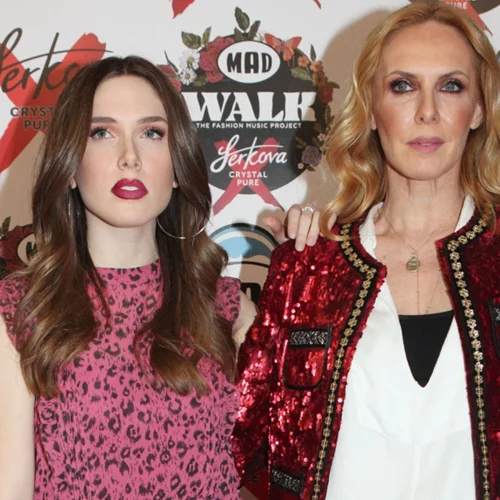 Καλοκαιρινό φόρεμα με cowboy μπότες; | Το look της Αφροδίτης Λιάντου θα σε πείσει να το φορέσεις