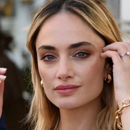 Nail Tints | Η νέα τάση νυχιών που έχουν λατρέψει οι manicurists