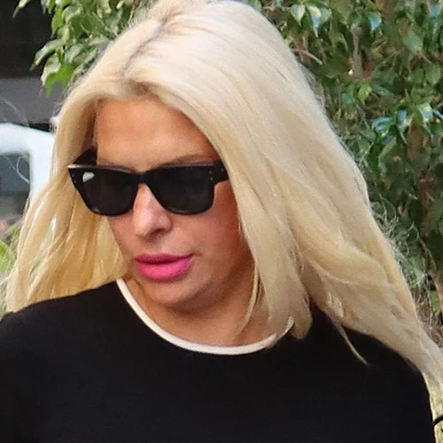 Νέα δημόσια εμφάνιση για την Ελένη Μενεγάκη | Με casual look και τα all time classic sneakers